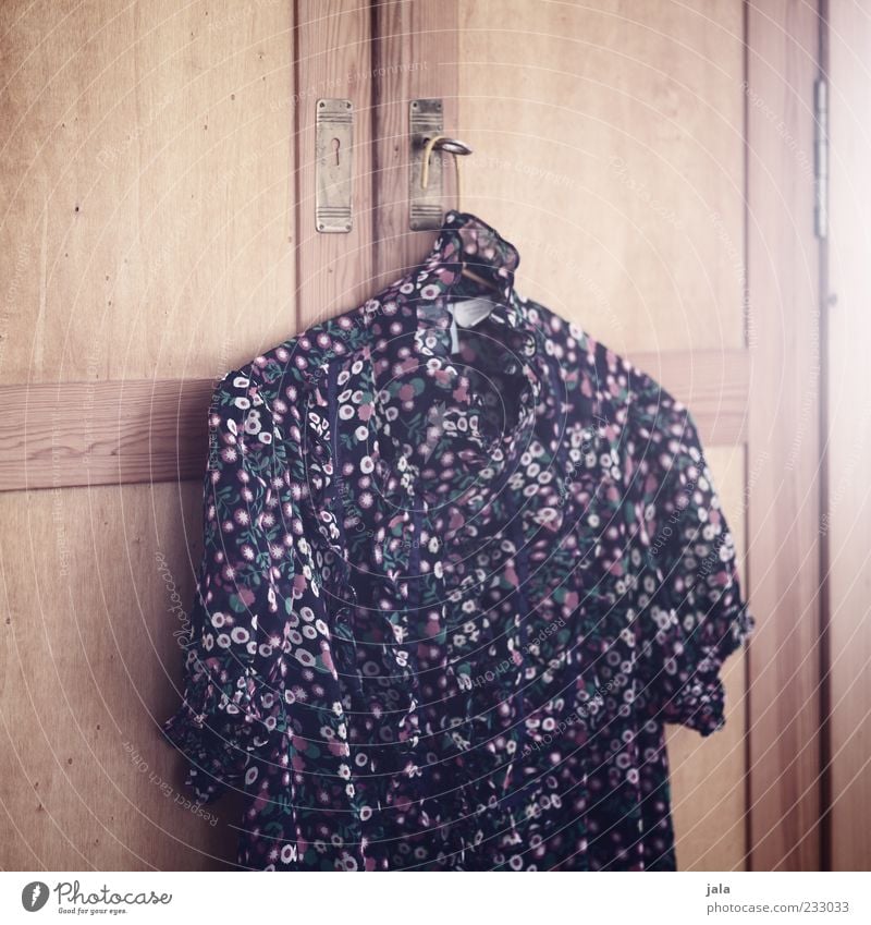 meins Möbel Schrank feminin Bekleidung Bluse hängen ästhetisch retro schön mehrfarbig Muster Blume Kleiderbügel Farbfoto Innenaufnahme Menschenleer Licht