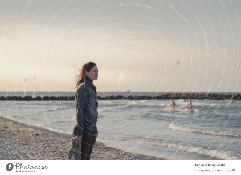 Abendsonne II Ferne Sonne Sonnenbad Strand Meer feminin Junge Frau Jugendliche 1 Mensch Sonnenlicht Sommer Ostsee Jacke langhaarig Glück Zufriedenheit