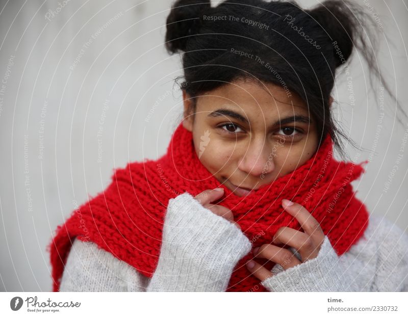 Samina feminin Frau Erwachsene 1 Mensch Mauer Wand Pullover Schal Haare & Frisuren brünett langhaarig Afro-Look beobachten festhalten Lächeln Blick