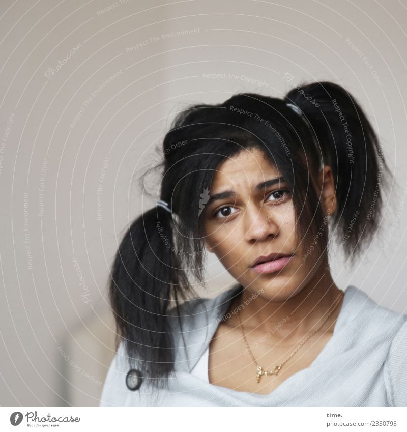 Samina Raum feminin Frau Erwachsene 1 Mensch Schauspieler Pullover Schmuck Haare & Frisuren schwarzhaarig langhaarig Zopf beobachten Blick außergewöhnlich