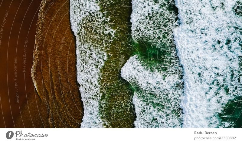 Luftaufnahme der Meereswellen, die am Strand erdrücken. Ferien & Urlaub & Reisen Sommer Wellen Umwelt Natur Landschaft Sand Wasser Wetter Schönes Wetter Insel