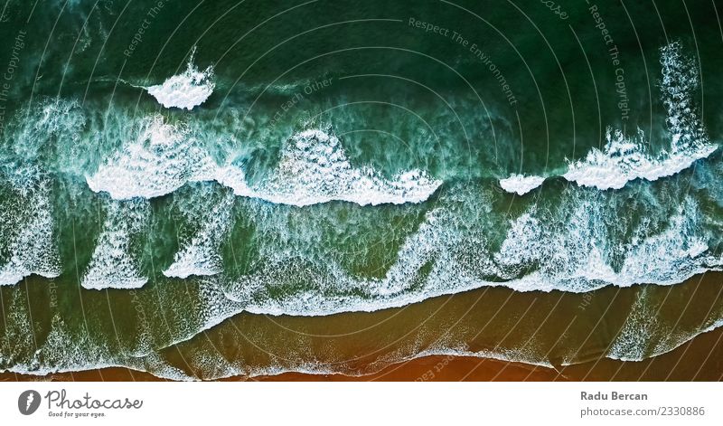 Luftaufnahme von der fliegenden Drohne der Meereswellen, die am Strand erdrücken. Umwelt Natur Landschaft Sand Wasser Sommer Schönes Wetter Wärme Wellen Küste