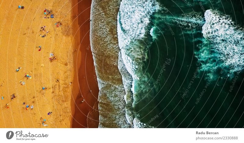 Luftaufnahme von einer Drohne von Menschen, die Spaß am Strand haben. Lifestyle Schwimmen & Baden Menschenmenge Umwelt Natur Landschaft Sand Wasser Sommer