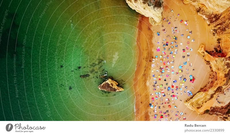 Luftansicht von der fliegenden Drohne des Lagos Beach in Portugal Umwelt Natur Landschaft Sand Wasser Sommer Schönes Wetter Wärme Küste Strand Meer