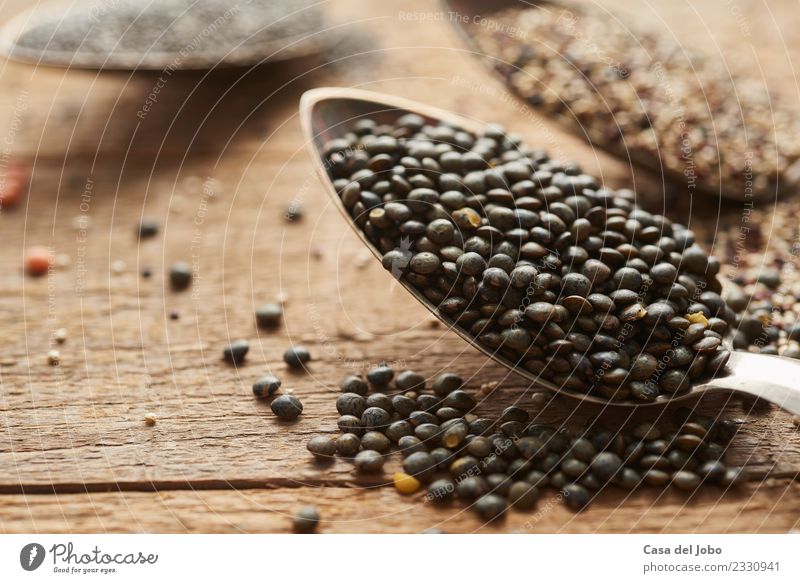 Detail von Kernlinsen auf Silberlöffel Gemüse Ernährung Essen Abendessen Vegetarische Ernährung Diät Löffel Tisch Natur Holz Metall Fitness Fressen ästhetisch