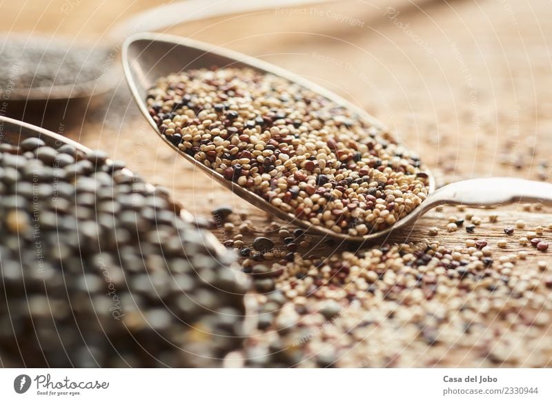 weiße, rote und braune Quinoa-Samen auf Silberlöffel Lebensmittel Gemüse Getreide Ernährung Essen Abendessen Vegetarische Ernährung Diät Slowfood Löffel