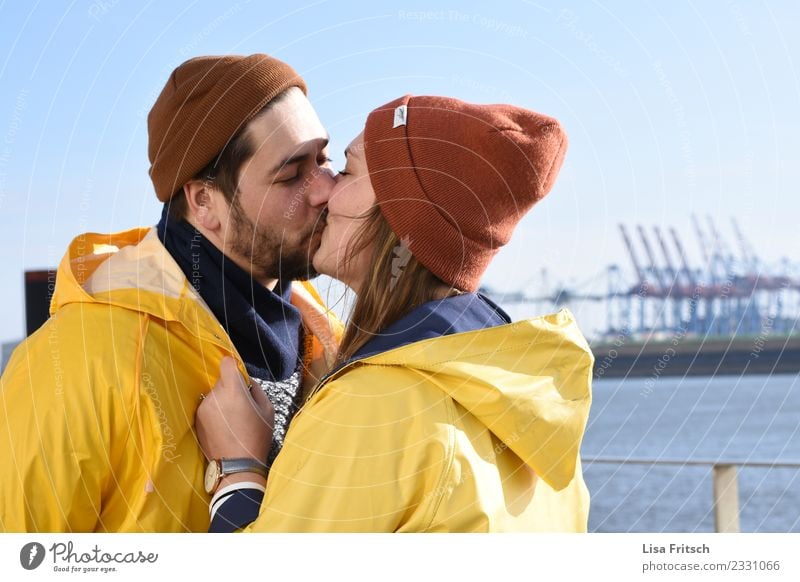 Kuss - Paar - gelb Ferien & Urlaub & Reisen Städtereise Partner 2 Mensch 18-30 Jahre Jugendliche Erwachsene Wasser Himmel Schönes Wetter Hamburg Hafen Kran