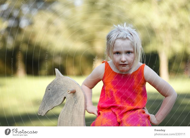 Wie? Ich bekomme kein echtes Ponny..? Kind Mädchen Kindheit Leben Kopf Haare & Frisuren Arme 1 Mensch 3-8 Jahre Schönes Wetter Bekleidung Kleid Pony Spielzeug