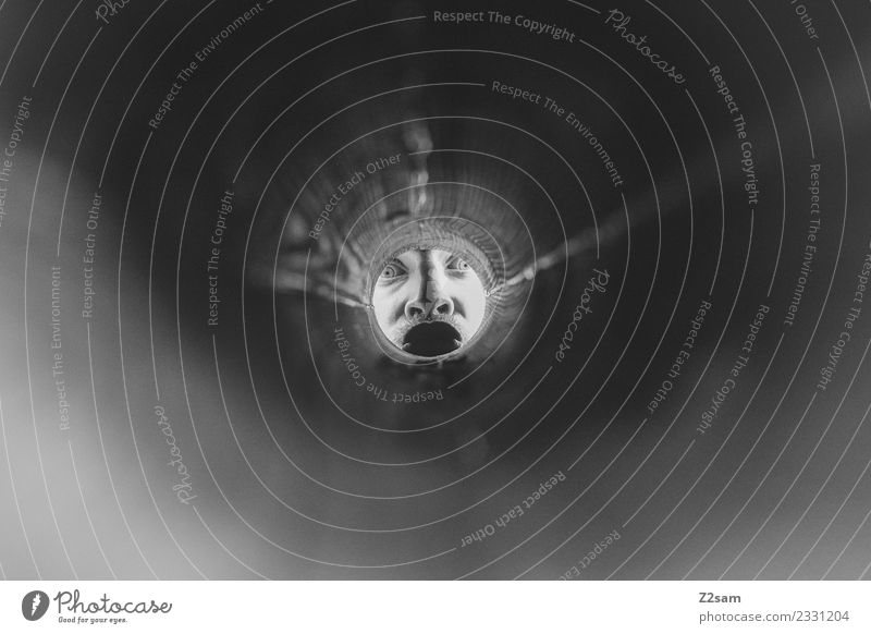 Tunnelblick Spielen Mensch Junger Mann Jugendliche Natur Landschaft Bart entdecken Blick verrückt Leben Alkoholsucht Drogensucht Wut Mittelpunkt Perspektive