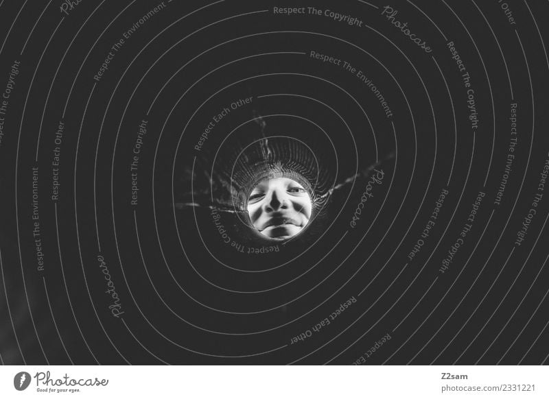 Frau schaut durch Rohr Mensch feminin Junge Frau Jugendliche Gesicht beobachten Lächeln lachen Blick Freundlichkeit Fröhlichkeit lustig Freude Glück