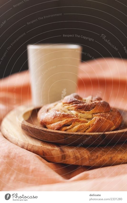 Zimtschnecke I Lebensmittel Getreide Teigwaren Backwaren Croissant Kuchen Süßwaren Ernährung Essen Frühstück Mittagessen Kaffeetrinken Büffet Brunch Getränk