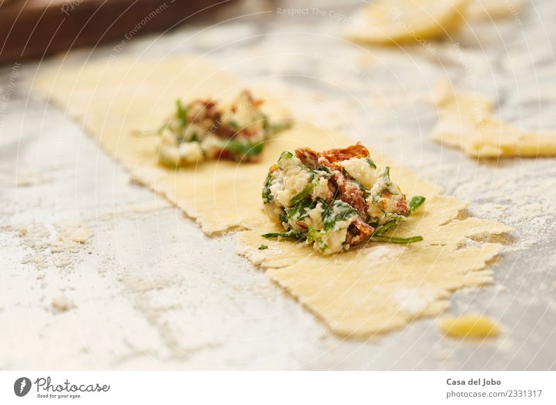 frische handgemachte Tortellini mit frischen Nudeln Lebensmittel Käse Salat Salatbeilage Teigwaren Backwaren Ernährung Essen Mittagessen Abendessen Bioprodukte