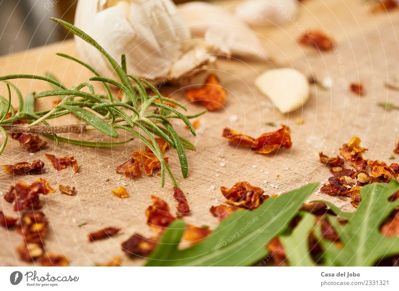 Salat, Kräuter und Knoblauch auf Holzplatte Lebensmittel Gemüse Ernährung Essen Abendessen Bioprodukte Vegetarische Ernährung Slowfood Italienische Küche