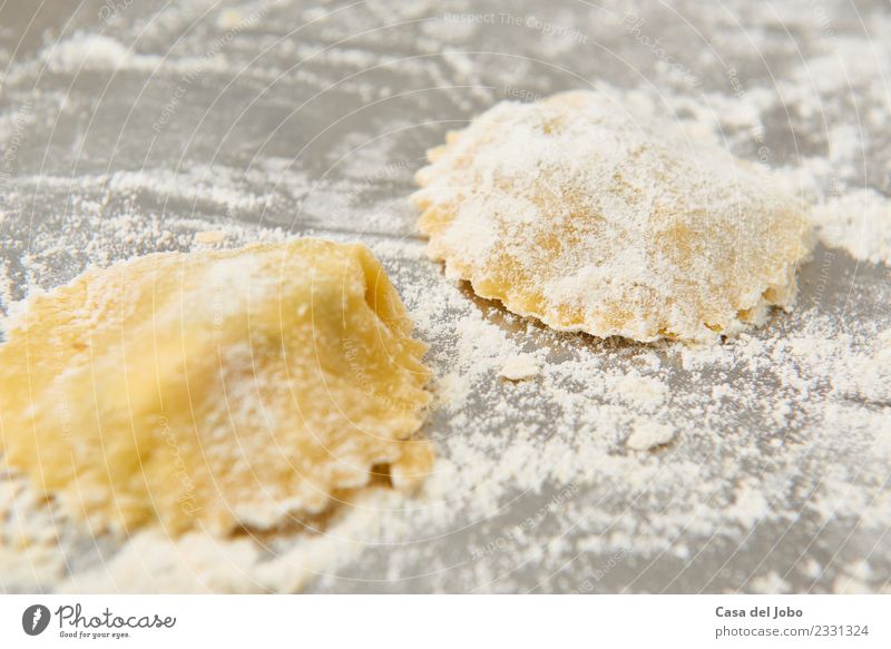 handgemachte Tortellini Lebensmittel Italienische Küche Lifestyle Gesunde Ernährung Diät genießen authentisch Farbfoto Gedeckte Farben Innenaufnahme Nahaufnahme