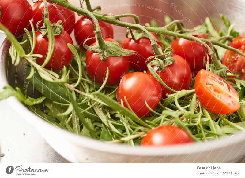 Kirschtomaten in einer Schüssel mit Salat und Kräutern Käse Gemüse Salatbeilage Kräuter & Gewürze Mittagessen Abendessen Vegetarische Ernährung Diät Teller