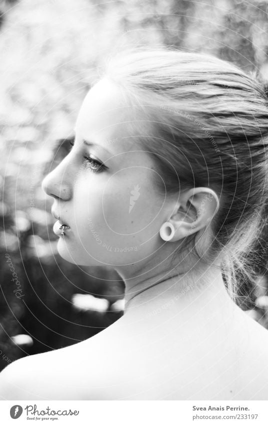 an einen anderen Ort. elegant Stil feminin Junge Frau Jugendliche Haut Kopf Haare & Frisuren Gesicht 1 Mensch 18-30 Jahre Erwachsene Schönes Wetter Pflanze Baum