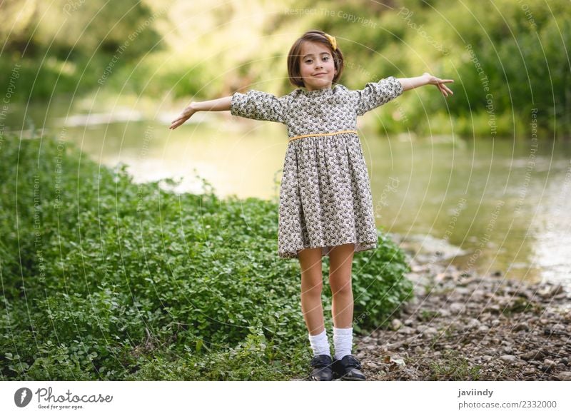 Kleine schöne Mädchen in der Natur Strom trägt Kleid Lifestyle Freude Glück Spielen Sommer Kind Mensch feminin Baby Frau Erwachsene Kindheit 1 3-8 Jahre Blume