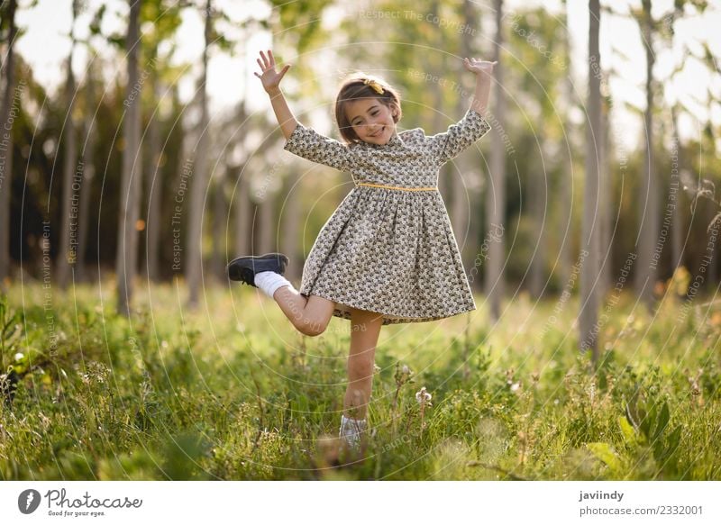 Kleines Mädchen im Naturfeld mit schönem Kleid Lifestyle Freude Glück Spielen Sommer Kind Mensch feminin Baby Frau Erwachsene Kindheit 1 3-8 Jahre Blume Gras