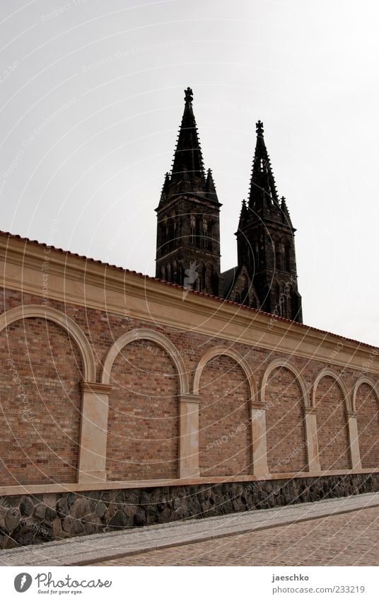 Doppelspitze Prag Kirche Dom Mauer Wand Sehenswürdigkeit Wahrzeichen historisch Vyserad Festung Stadtmauer Burgmauer Religion & Glaube Kloster Kirchturm