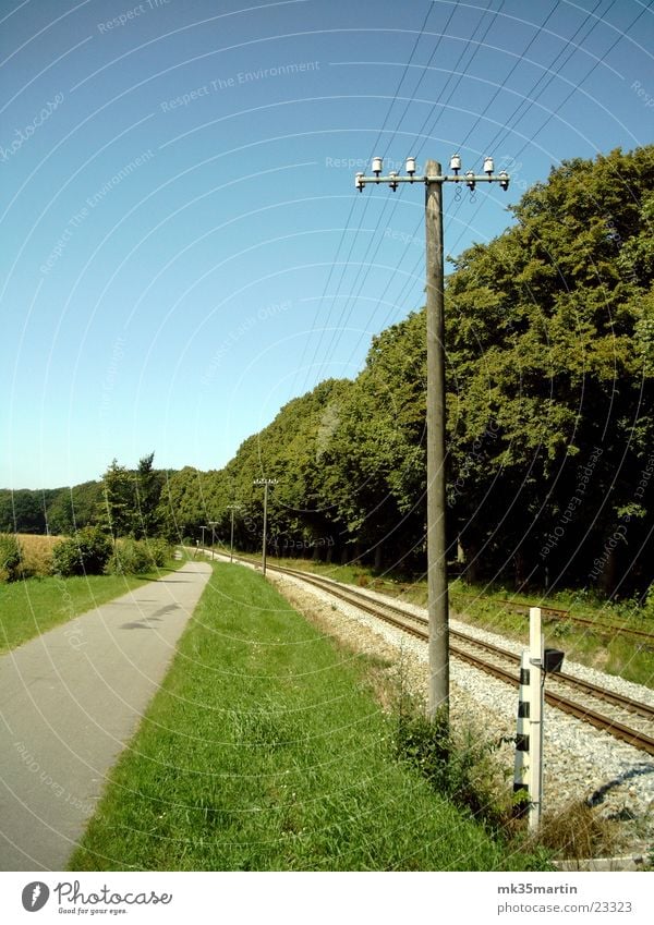 Masten Gleise Kleinbahn Bäderbahn Molli Fahrradweg Allee Strommast