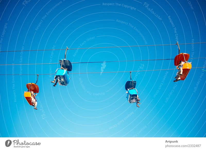 Die Skyride-Gondeln im Vergnügungspark Himmel Skyline Mensch Freude Kind Karneval Jahrmarkt Zustand Gondellift Kabel Reiten Ausritt Farbe mehrfarbig Sommer