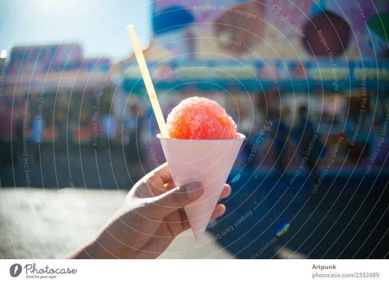 Schneekugel im Sommer Schneedecke süß Bonbon Jahrmarkt Farbe mehrfarbig Karneval Lebensmittel Foodfotografie Süßwaren Erdbeeren kegelförmig Zapfen Eis Speiseeis