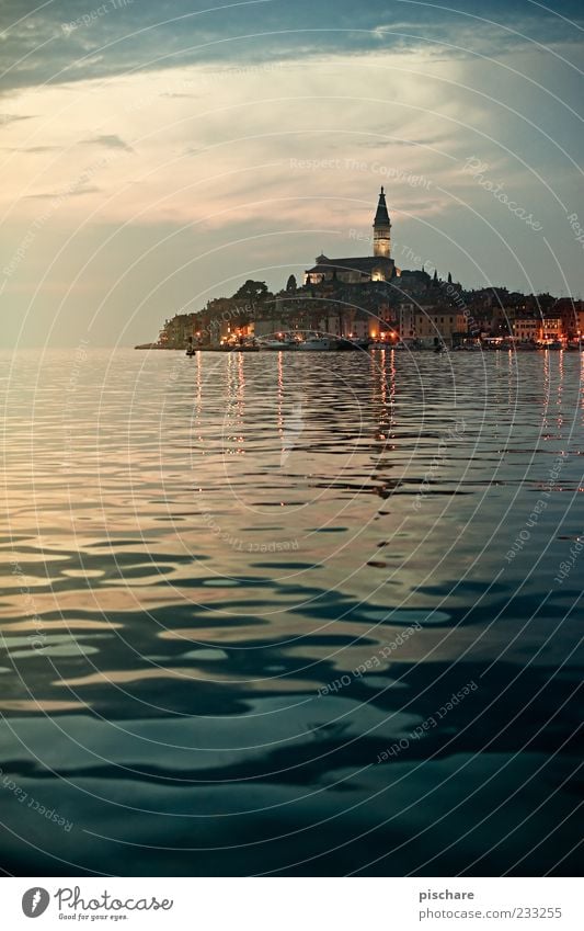 Istra Wasser Küste Meer Fischerdorf Stadt Hafenstadt Altstadt Kirche retro schön Fernweh Kroatien Istrien Rovinj Farbfoto Außenaufnahme Textfreiraum unten