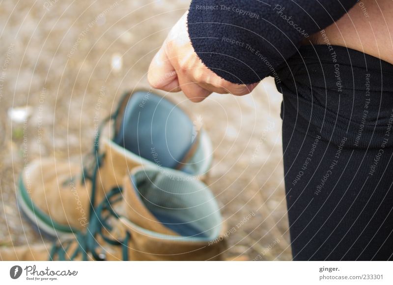 you can leave your hat on. Hand Beine Strumpfhose Schuhe Wanderschuhe braun grün schwarz Haut entkleiden Boden Schuhpaar Unschärfe stehen Farbfoto mehrfarbig