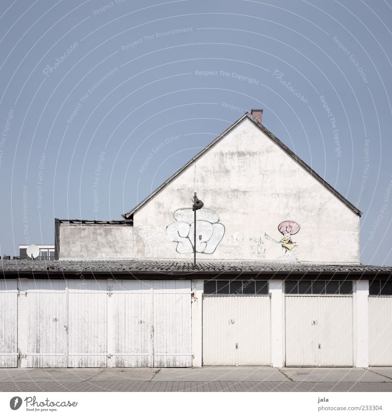 whitewall Wolkenloser Himmel Haus Bauwerk Gebäude Architektur Garage Garagentor Mauer Wand Fassade Dach Schornstein Tor Sauberkeit viele blau weiß Farbfoto