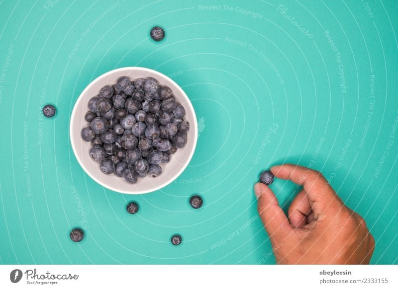 Heidelbeerenfrucht in Schale, Bunter Hintergrund, Frucht Dessert Ernährung Essen Vegetarische Ernährung Diät Saft Schalen & Schüsseln Sommer Garten Küche