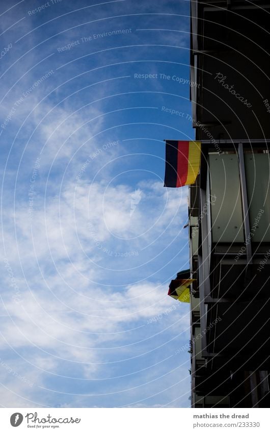 GUTEN MORGEN ... Himmel Wolken Sommer Schönes Wetter Wind Menschenleer Haus Mauer Wand Fassade Balkon Terrasse Fenster Fahne gold rot schwarz Euphorie