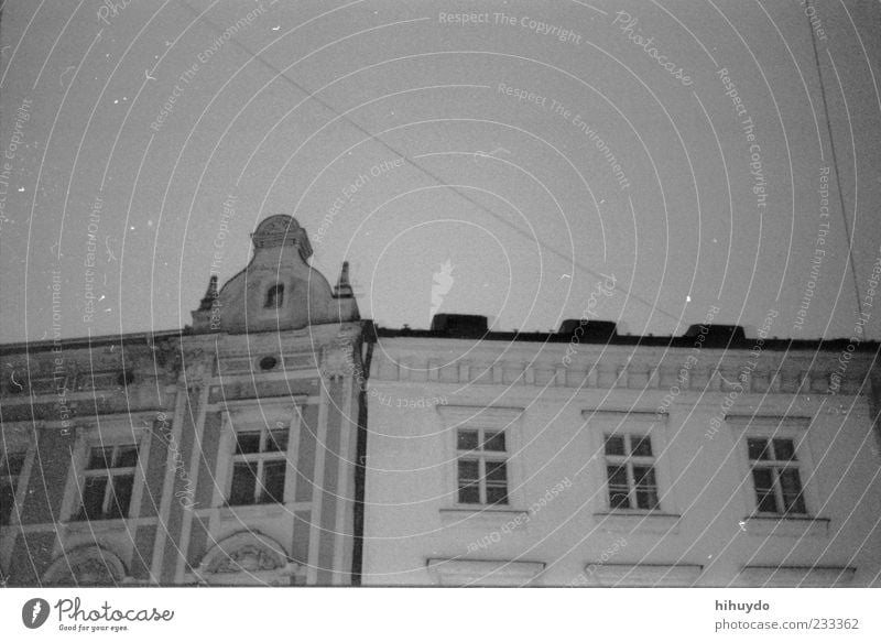 blick nach oben Stadt Hauptstadt Haus Gebäude Architektur Zusammensein Originalität schwarz weiß Schwarzweißfoto Außenaufnahme Nahaufnahme Menschenleer