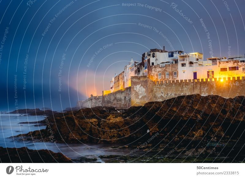 Abendstimmung in der Hafenstadt Essaouira, Marokko Sonnenuntergang Außenaufnahme Wasser blau Tourismus Farbfoto Menschenleer Himmel Stadt Meer Küste Altstadt