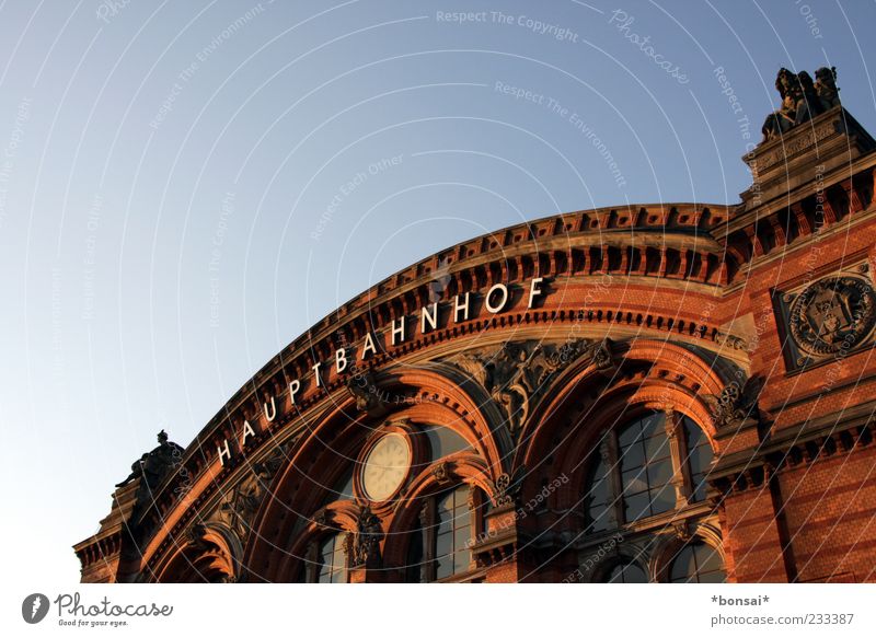 19:49 - zuhause Ferien & Urlaub & Reisen Tourismus Bremen Bahnhof Bauwerk Gebäude Architektur Fassade Fenster Bahnhofsuhr alt historisch blau braun