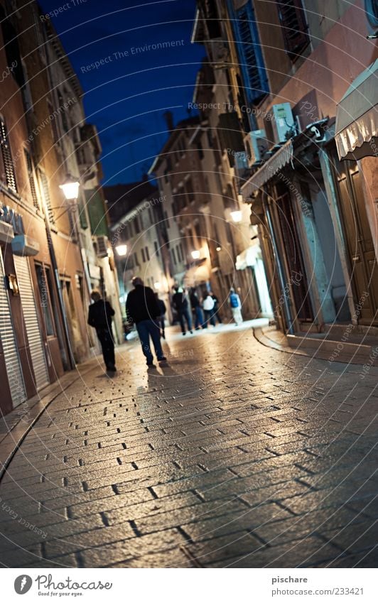 Sperrstunde Tourismus Mensch Altstadt Haus dunkel Kopfsteinpflaster Farbfoto Außenaufnahme Textfreiraum unten Dämmerung Nacht Kunstlicht Licht Schatten