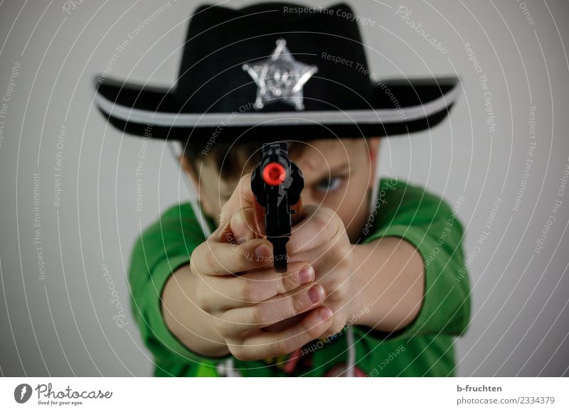 Hands up! Karneval Schulkind Junge 3-8 Jahre Kind Kindheit Hut festhalten dunkel Aggression Gewalt Kostüm Karnevalskostüm Spielzeugwaffen schießen Cowboyhut