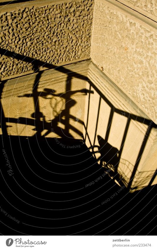 Fahrrad Sommer stehen warten Schatten Geländer Farbfoto Gedeckte Farben Außenaufnahme Detailaufnahme Menschenleer Textfreiraum oben Textfreiraum unten Morgen