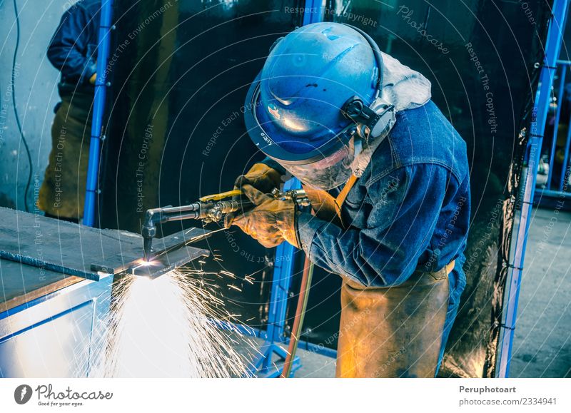 Mann schneidet Eisen Arbeit & Erwerbstätigkeit Fabrik Industrie Business Werkzeug Technik & Technologie Mensch Erwachsene Hand Gebäude Metall Stahl Schutz