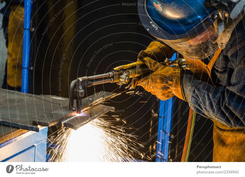 Mann schneidet Eisen Arbeit & Erwerbstätigkeit Fabrik Industrie Business Werkzeug Technik & Technologie Mensch Erwachsene Hand Gebäude Metall Stahl Schutz