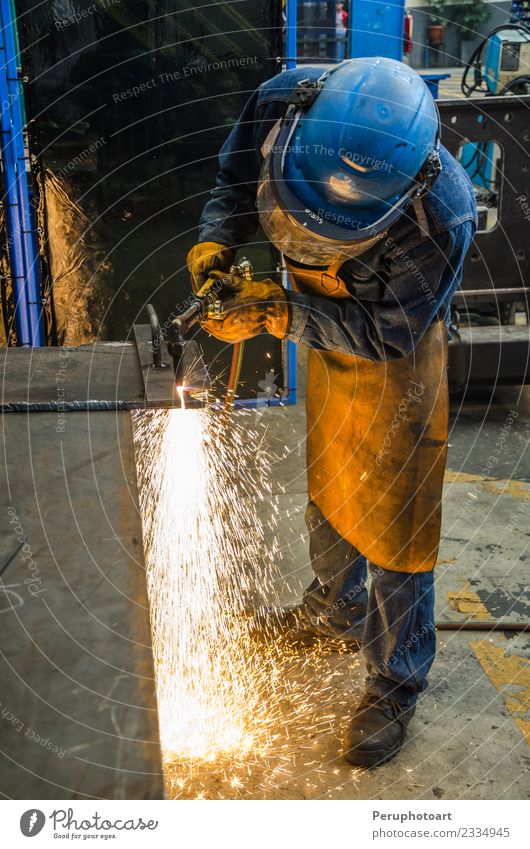 Mann schneidet Eisen Arbeit & Erwerbstätigkeit Fabrik Industrie Business Werkzeug Technik & Technologie Mensch Erwachsene Hand Gebäude Metall Stahl Schutz