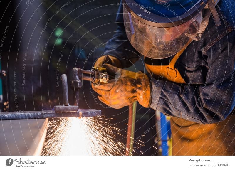 Mann schneidet Eisen Arbeit & Erwerbstätigkeit Fabrik Industrie Business Werkzeug Technik & Technologie Mensch Erwachsene Hand Gebäude Metall Stahl Schutz