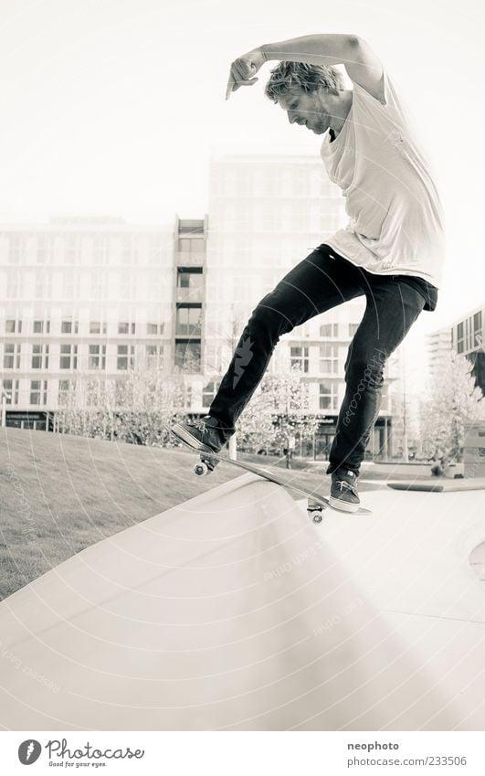 fs Boardslide Skateboard Skateboarding verrückt Hafencity gefährlich Funsport Schwarzweißfoto Außenaufnahme Textfreiraum unten Tag Abend Profil Blick nach unten