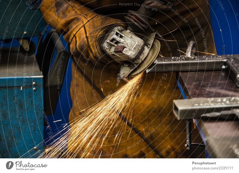 Mann schneidet Eisen Arbeit & Erwerbstätigkeit Fabrik Industrie Business Werkzeug Technik & Technologie Mensch Erwachsene Hand Gebäude Metall Stahl Schutz