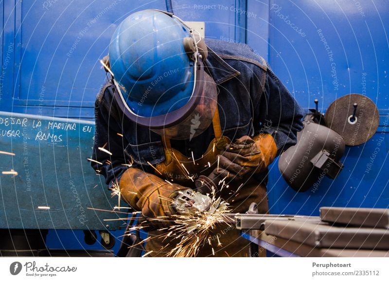 Mann schneidet Eisen Arbeit & Erwerbstätigkeit Fabrik Industrie Business Werkzeug Technik & Technologie Mensch Erwachsene Hand Gebäude Metall Stahl Schutz