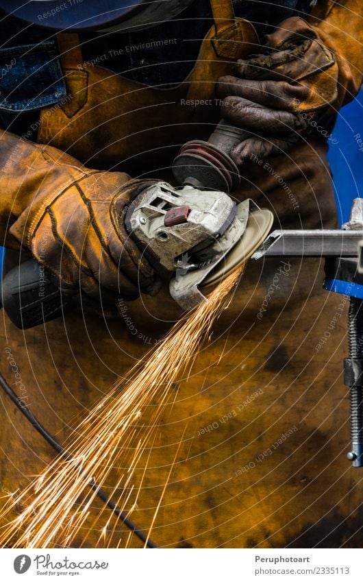 Mann schneidet Eisen Arbeit & Erwerbstätigkeit Fabrik Industrie Business Werkzeug Technik & Technologie Mensch Erwachsene Hand Gebäude Metall Stahl Schutz