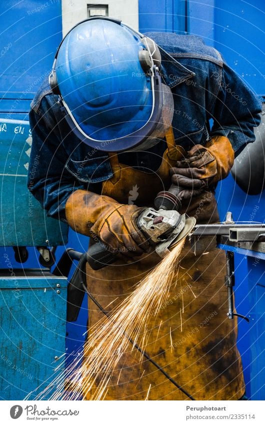 Mann schneidet Eisen Arbeit & Erwerbstätigkeit Fabrik Industrie Business Werkzeug Technik & Technologie Mensch Erwachsene Hand Gebäude Metall Stahl Schutz