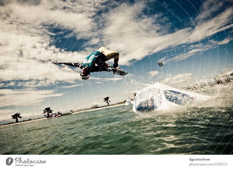 Tantrum Freude Sport Wassersport Sportler Mensch maskulin Junger Mann Jugendliche 1 Himmel Wolken fliegen springen Bewegung Farbfoto Außenaufnahme Tag Licht