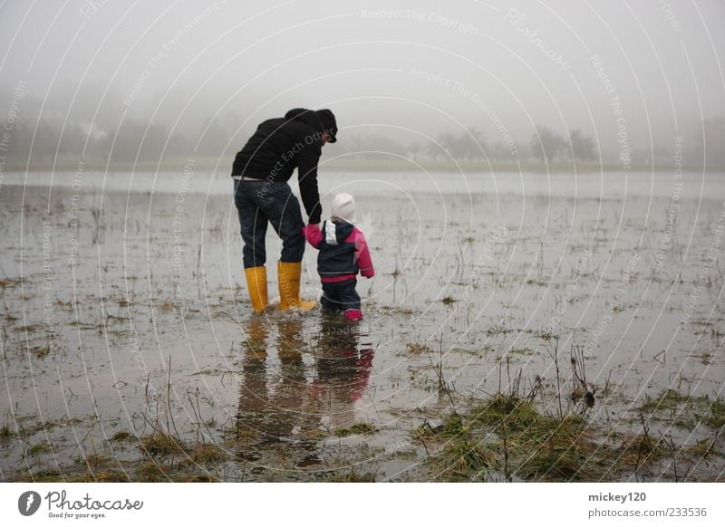 hochwasser Abenteuer Mensch maskulin Kind Kleinkind Mädchen Mann Erwachsene 2 1-3 Jahre Natur Landschaft Wasser Klimawandel schlechtes Wetter Nebel Gras Wiese