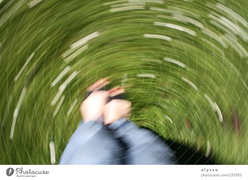 Blümchenkarussel. Beine Fuß 1 Mensch Natur Blume Gras drehen blau grün weiß Farbfoto Außenaufnahme Tag Bewegungsunschärfe Langzeitbelichtung Drehung