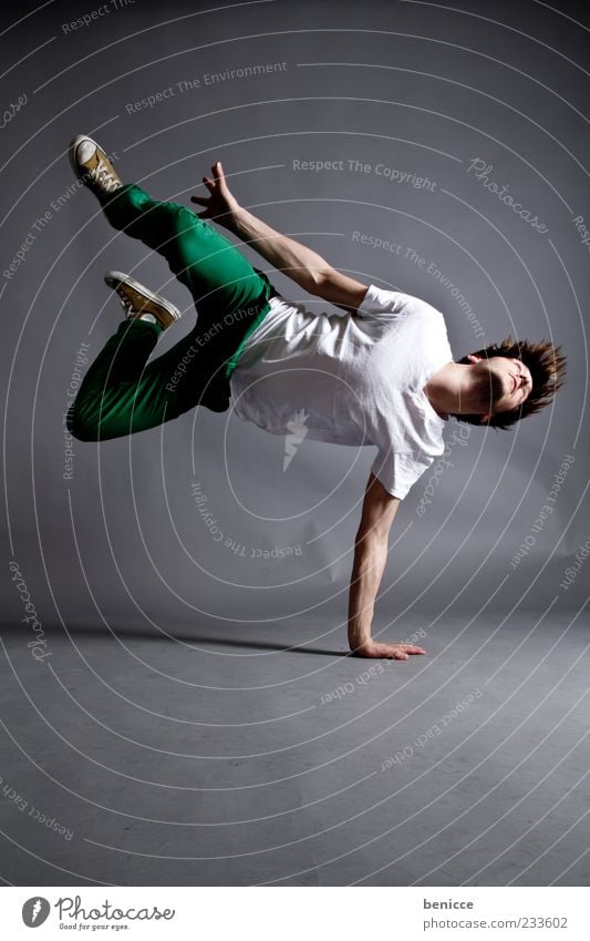 the dance Mann Mensch springen Tanzen Tanzveranstaltung Breakdancer Coolness Studioaufnahme dunkel Bewegung Licht Beleuchtung Gesundheit Fitness sportlich